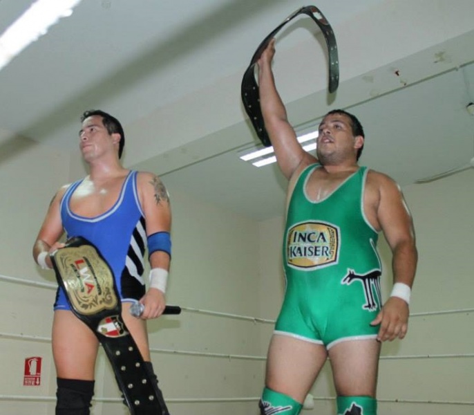 File:Caoz y Kaiser LWA tag team champions.jpg